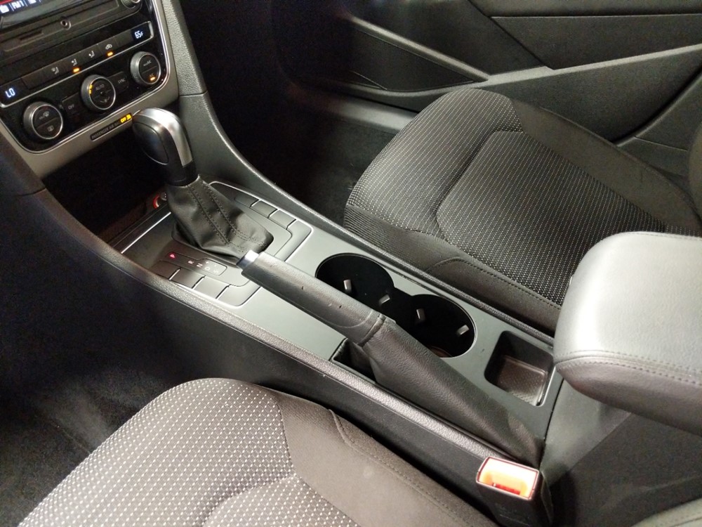 2016 Volkswagen Passat - Center Console/Cup Holders