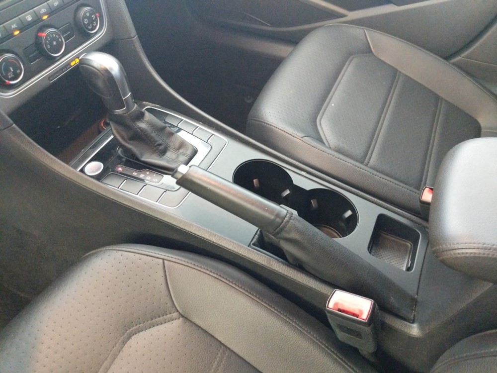 2015 Volkswagen Passat - Center Console/Cup Holders