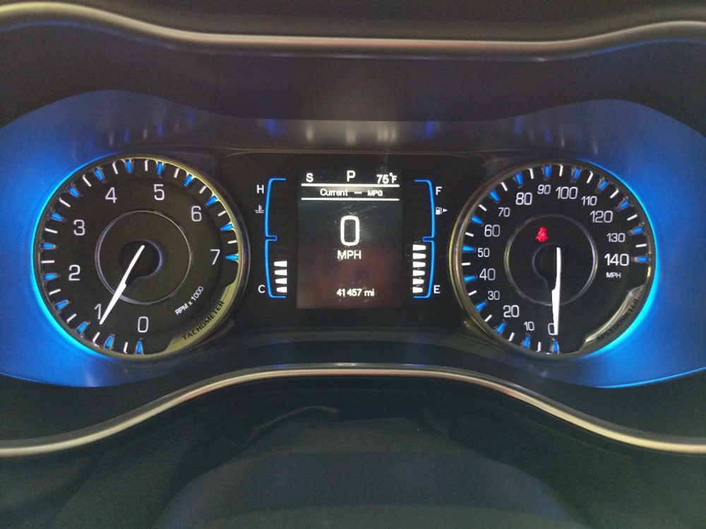 2015 Chrysler 200 - Odometer Close Up