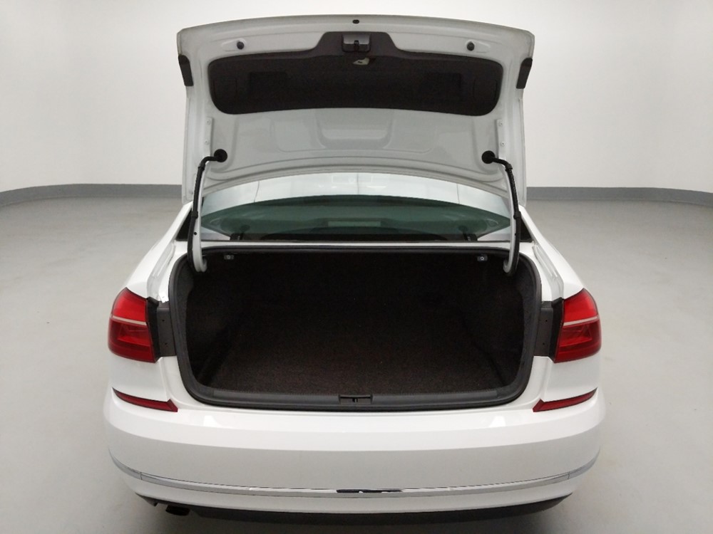 2016 Volkswagen Passat - Trunk