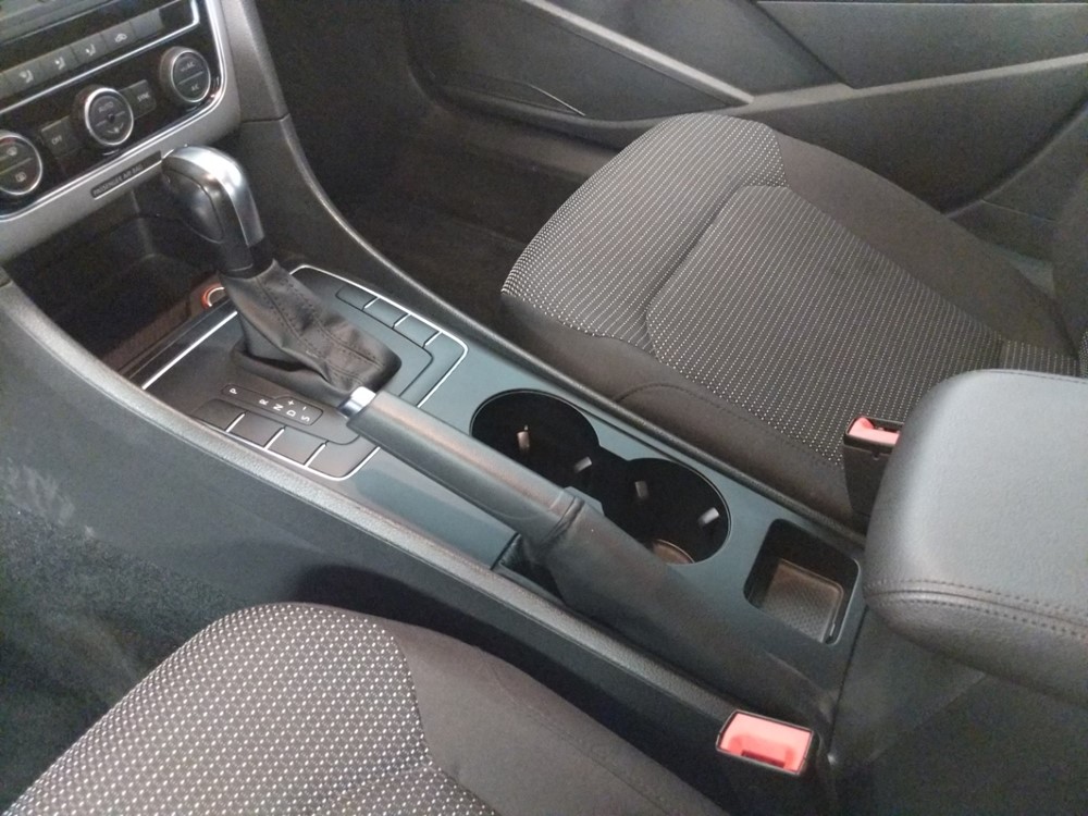 2016 Volkswagen Passat - Center Console/Cup Holders