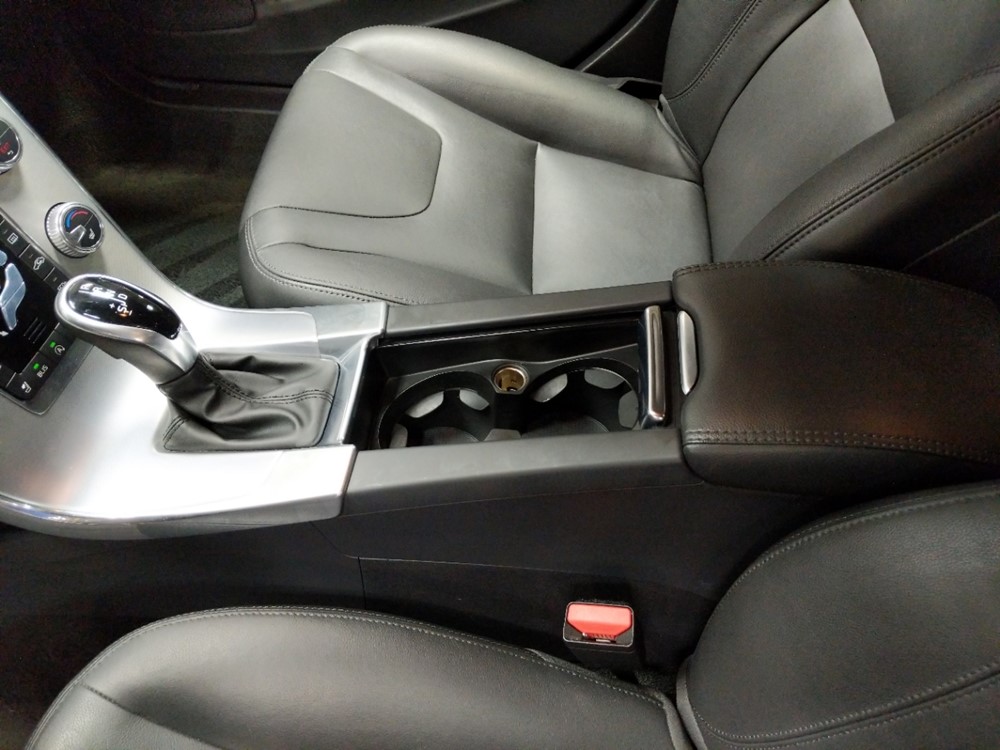 2017 Volvo V60 - Center Console/Cup Holders