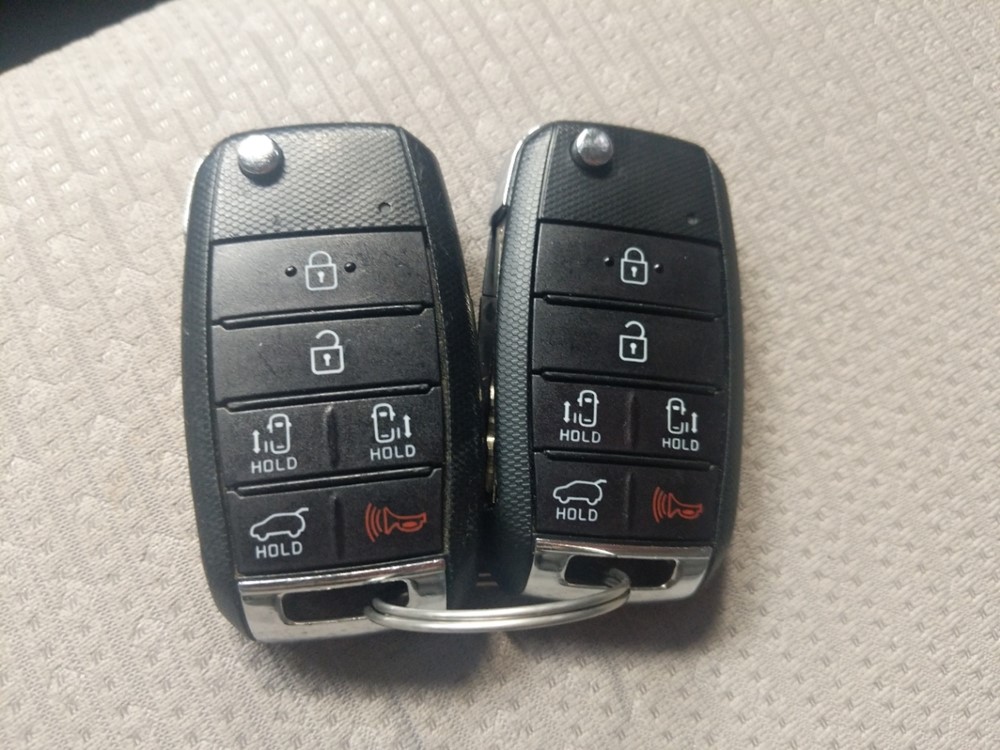 2016 Kia Sedona - Keys