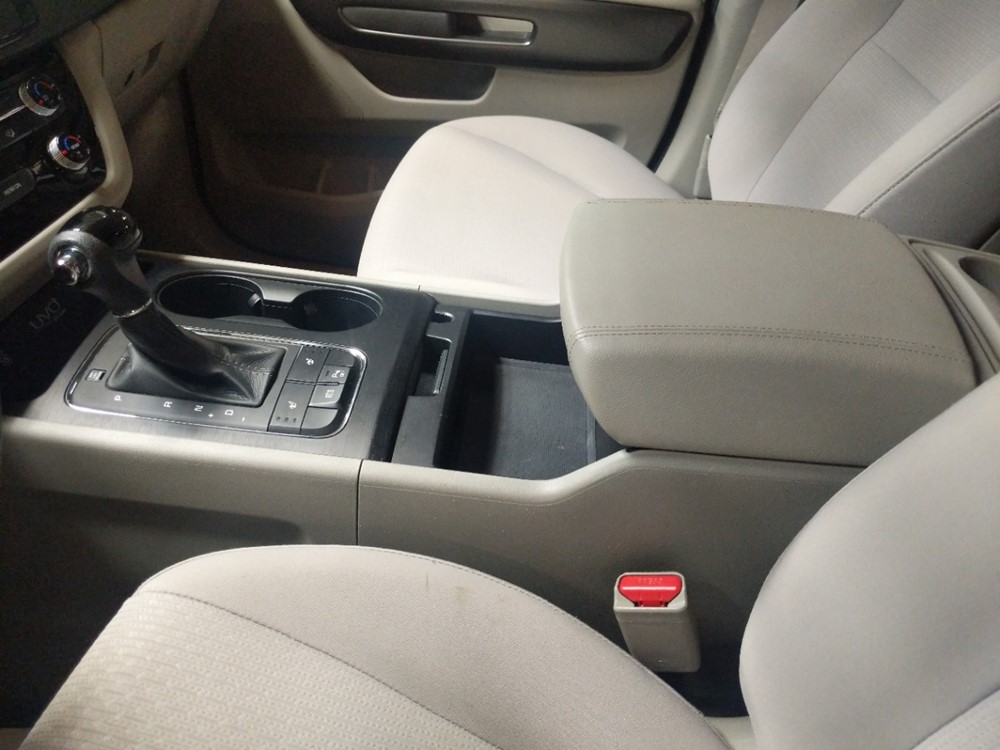 2016 Kia Sedona - Center Console/Cup Holders