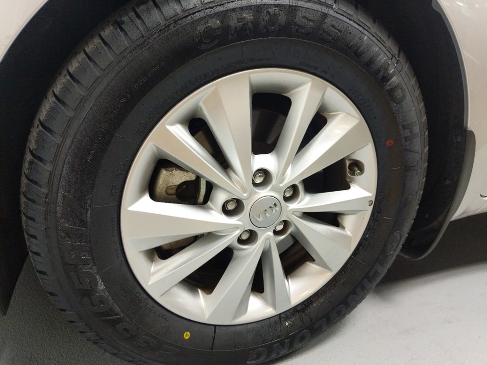 2016 Kia Sedona - Wheel
