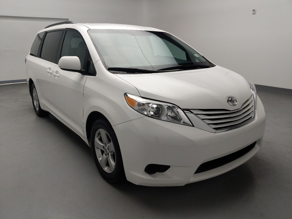 2017 Toyota Sienna - Passenger Front Bumper