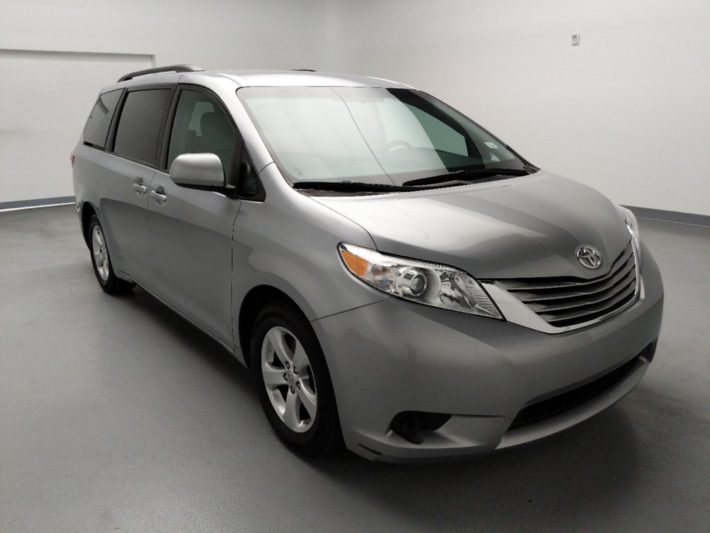 2017 Toyota Sienna - Passenger Front Bumper