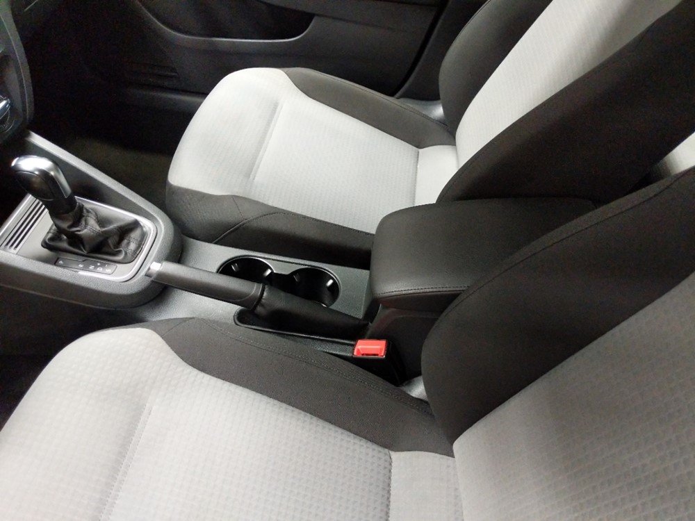 2017 Volkswagen Jetta - Center Console/Cup Holders
