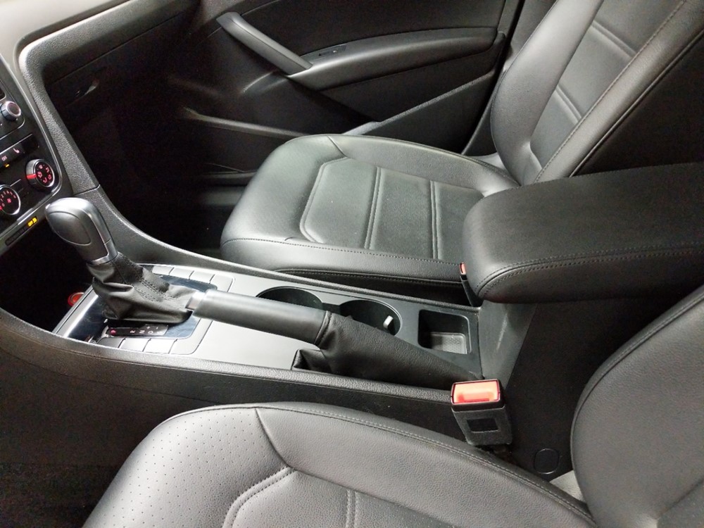 2015 Volkswagen Passat - Center Console/Cup Holders