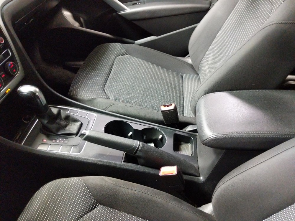 2017 Volkswagen Passat - Center Console/Cup Holders