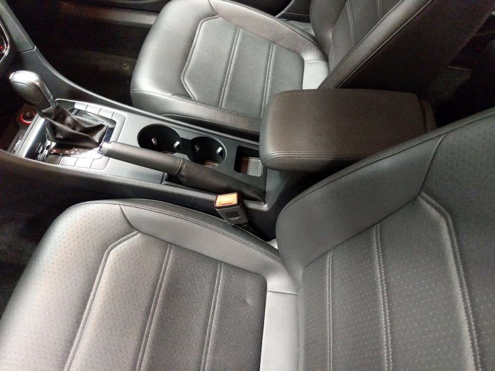 2017 Volkswagen Passat - Center Console/Cup Holders