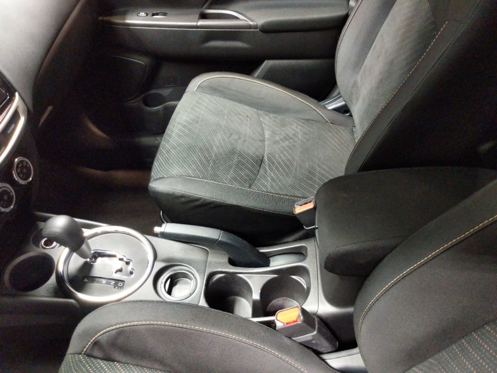 2015 Mitsubishi Outlander - Center Console/Cup Holders