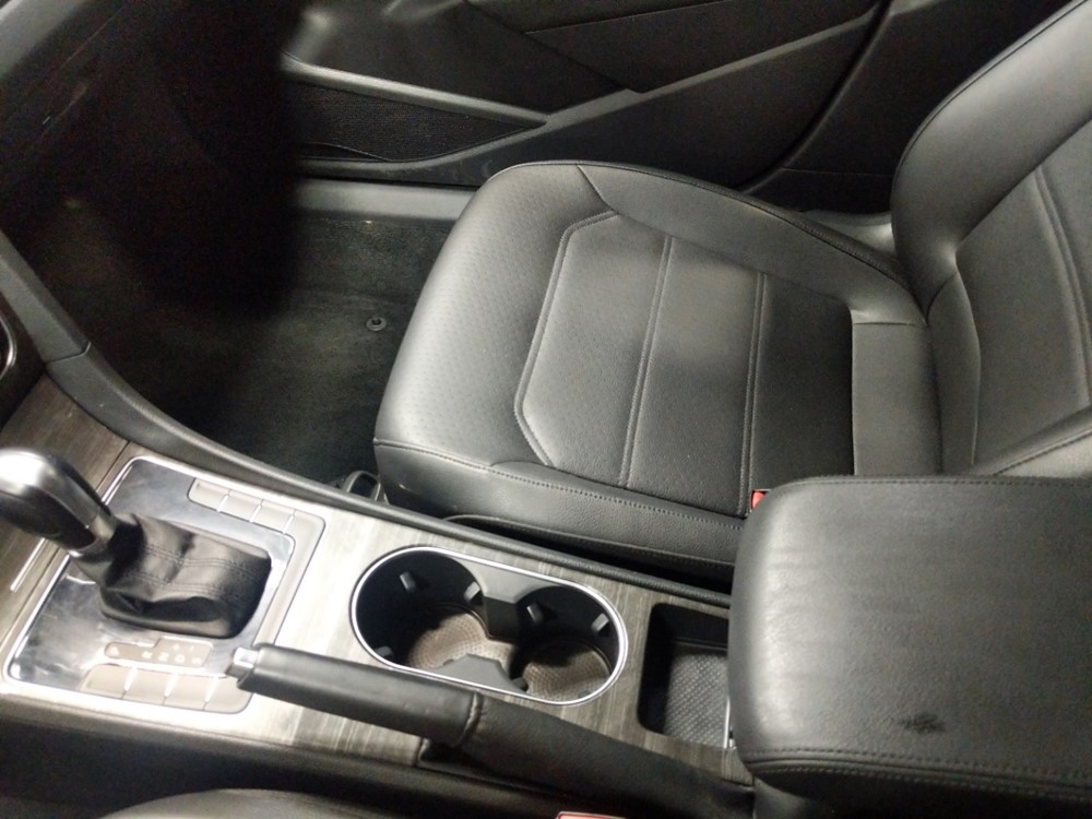 2016 Volkswagen Passat - Center Console/Cup Holders