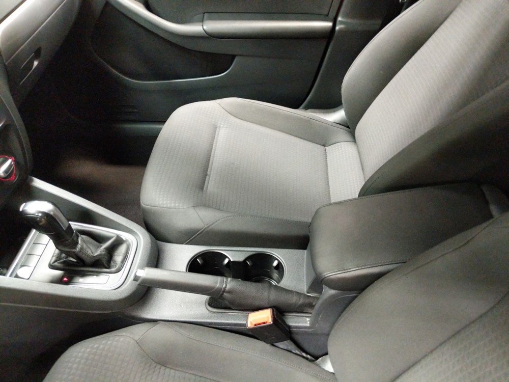2015 Volkswagen Jetta - Center Console/Cup Holders