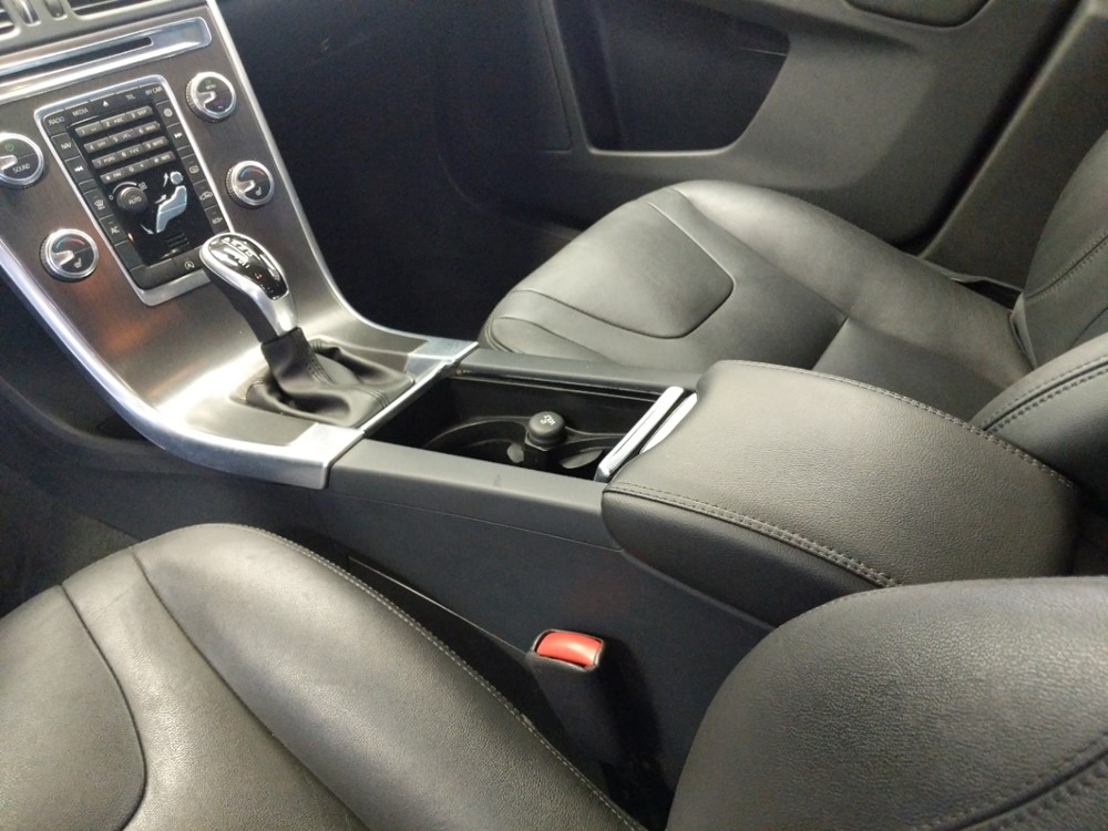 2016 Volvo XC60 - Center Console/Cup Holders