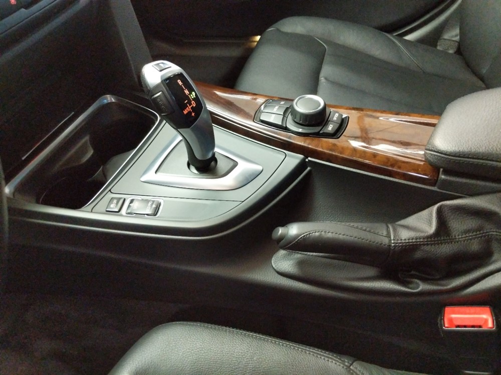 2013 BMW 335i - Center Console/Cup Holders