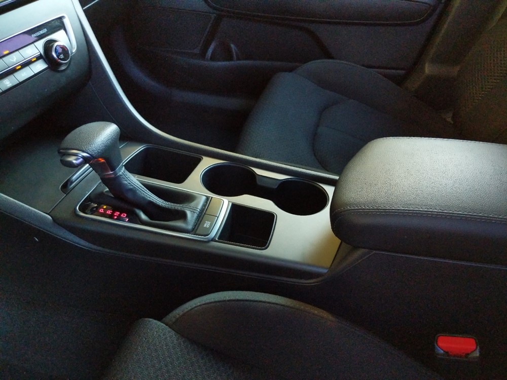 2016 Kia Optima - Center Console/Cup Holders