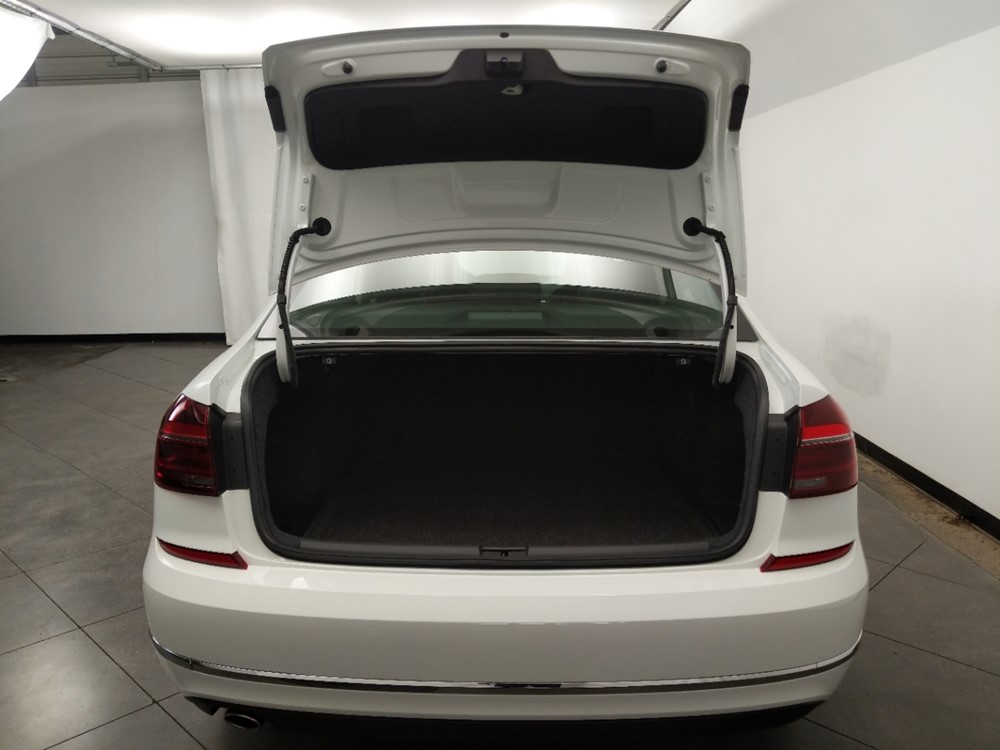 2017 Volkswagen Passat - Trunk