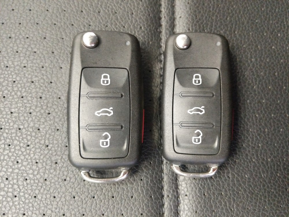 2017 Volkswagen Passat - Keys