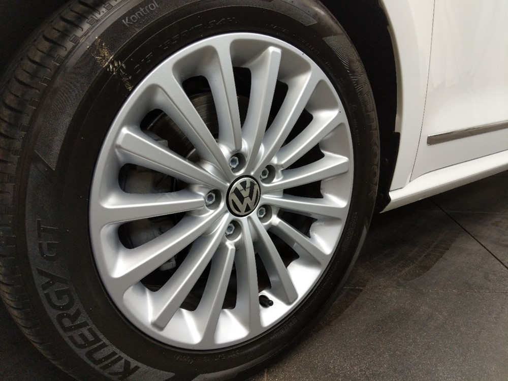 2017 Volkswagen Passat - Wheel