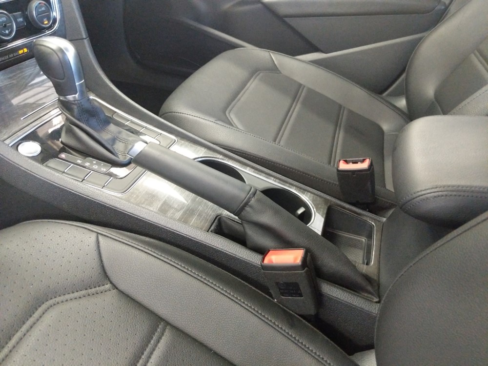 2017 Volkswagen Passat - Center Console/Cup Holders