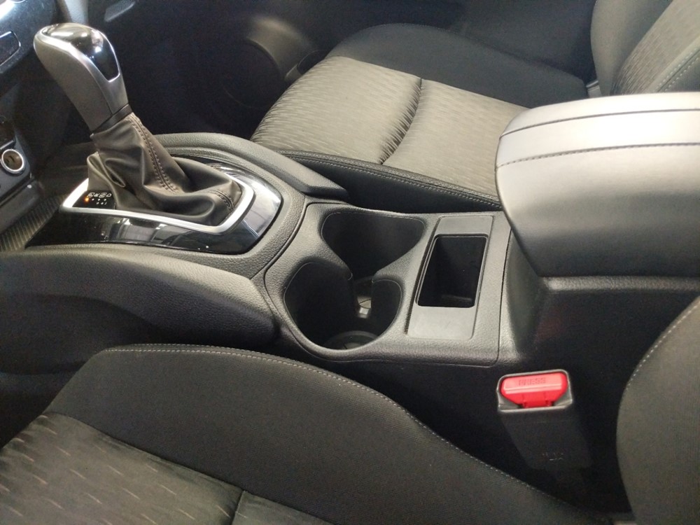 2018 Nissan Rogue - Center Console/Cup Holders
