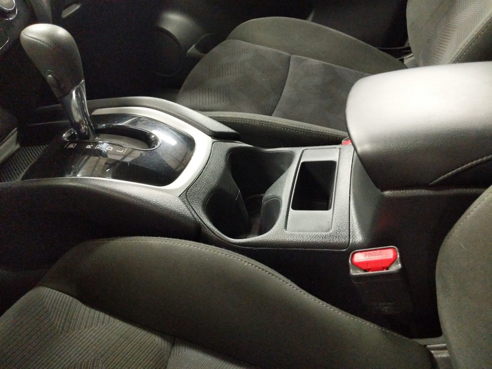 2016 Nissan Rogue - Center Console/Cup Holders