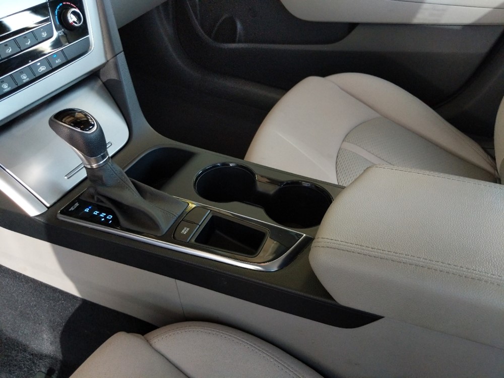 2017 Hyundai Sonata - Center Console/Cup Holders