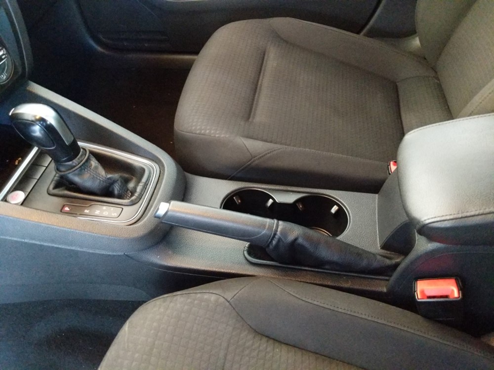 2015 Volkswagen Jetta - Center Console/Cup Holders