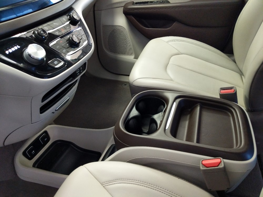 2017 Chrysler Pacifica - Center Console/Cup Holders