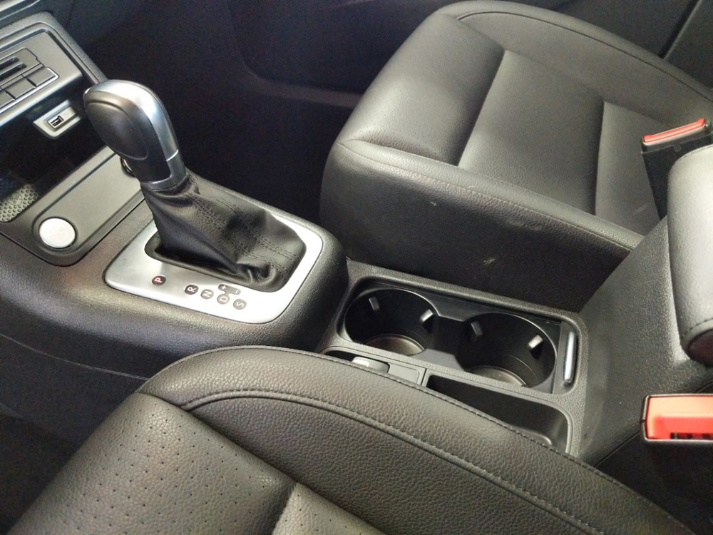 2016 Volkswagen Tiguan - Center Console/Cup Holders