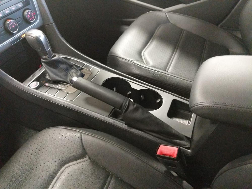 2015 Volkswagen Passat - Center Console/Cup Holders