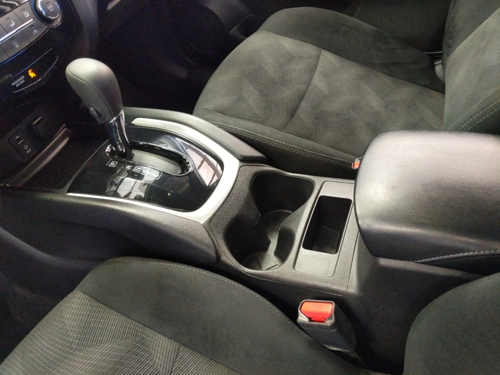 2016 Nissan Rogue - Center Console/Cup Holders