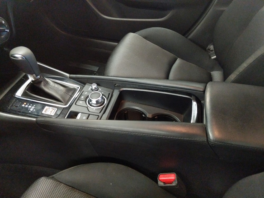 2017 Mazda Mazda3 - Center Console/Cup Holders