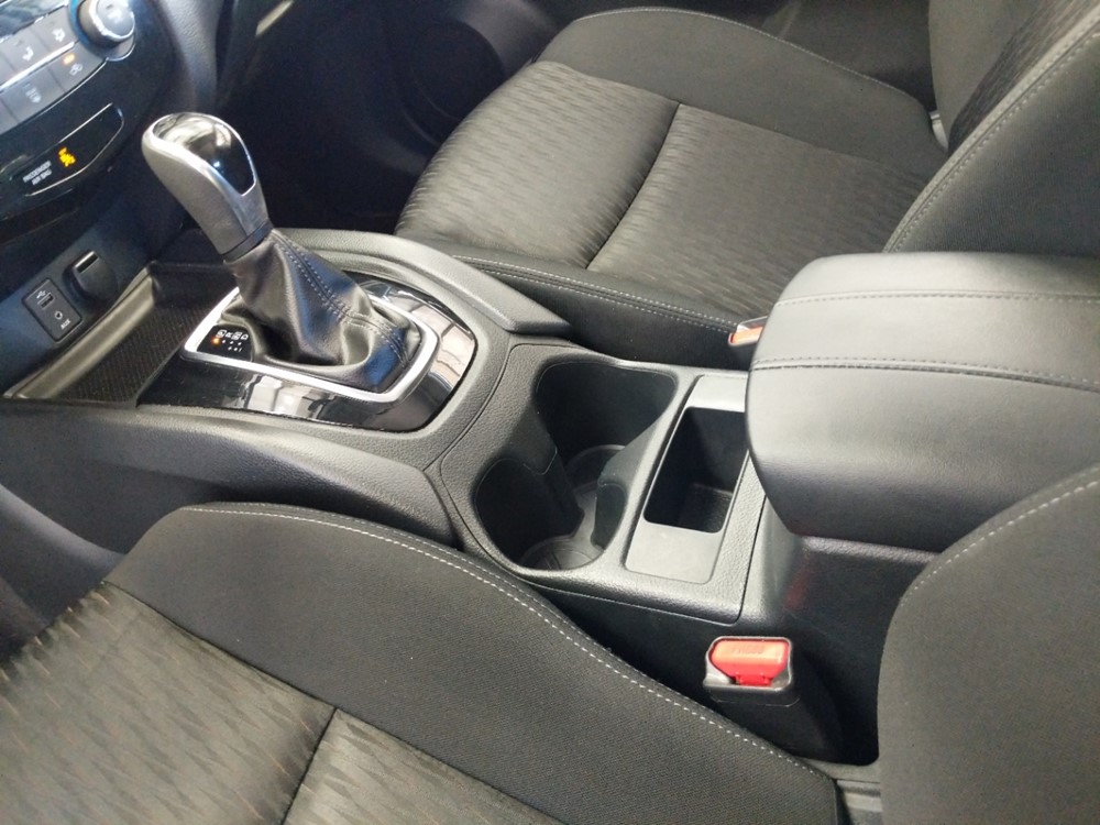 2017 Nissan Rogue - Center Console/Cup Holders