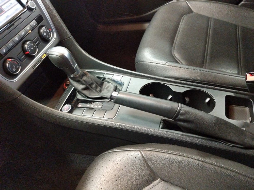 2015 Volkswagen Passat - Center Console/Cup Holders