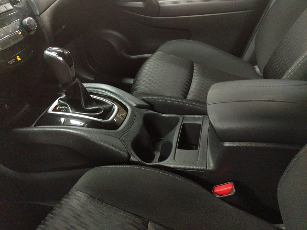 2017 Nissan Rogue - Center Console/Cup Holders