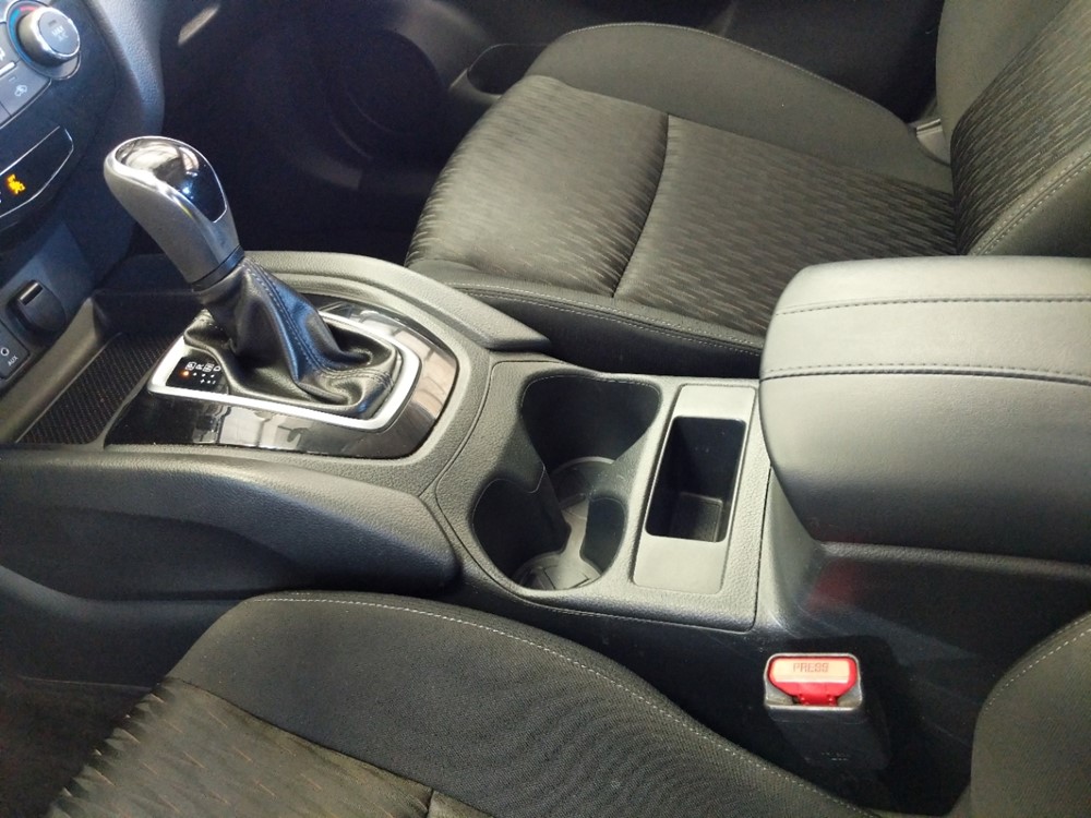 2017 Nissan Rogue - Center Console/Cup Holders