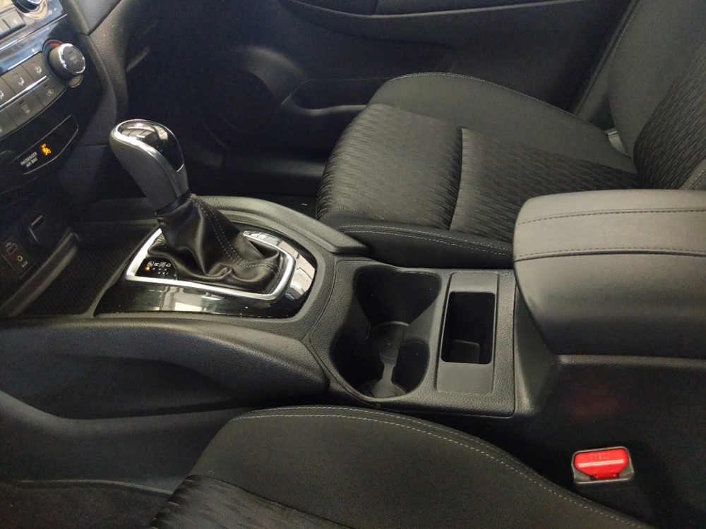 2017 Nissan Rogue - Center Console/Cup Holders