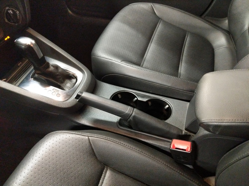 2014 Volkswagen Jetta - Center Console/Cup Holders