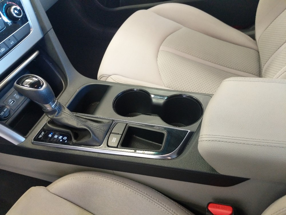 2017 Hyundai Sonata - Center Console/Cup Holders