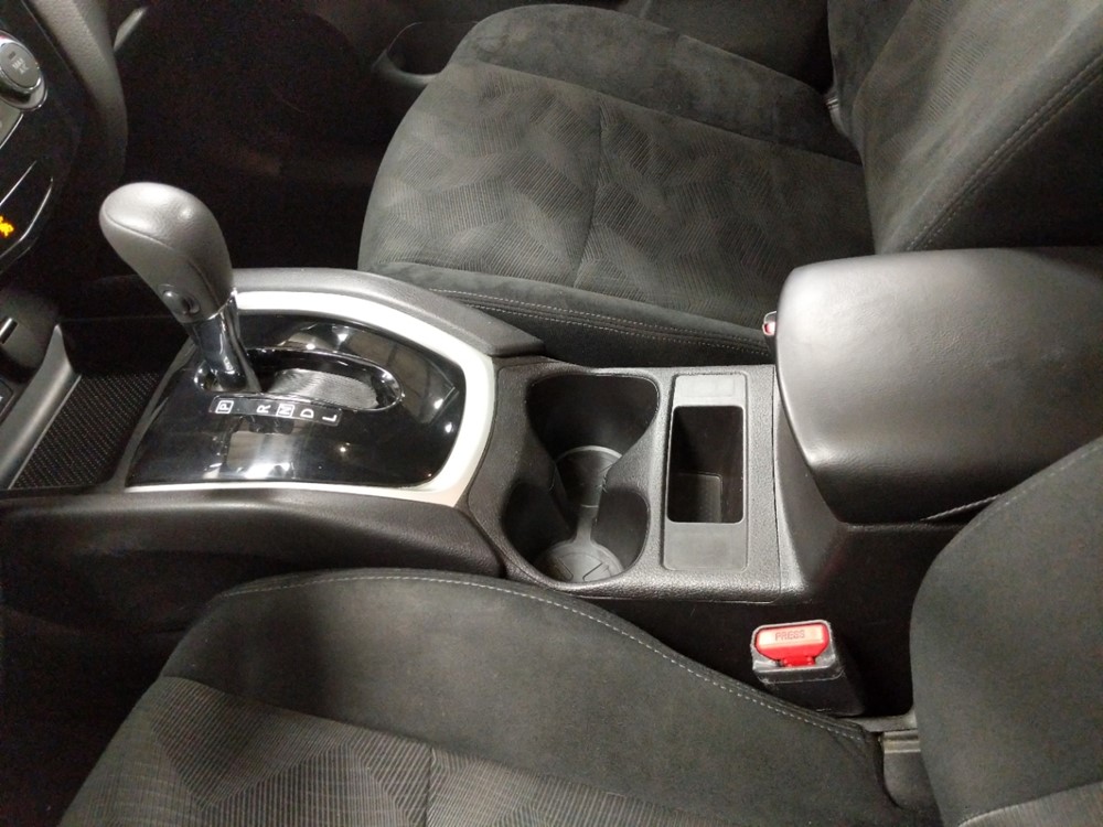 2016 Nissan Rogue - Center Console/Cup Holders