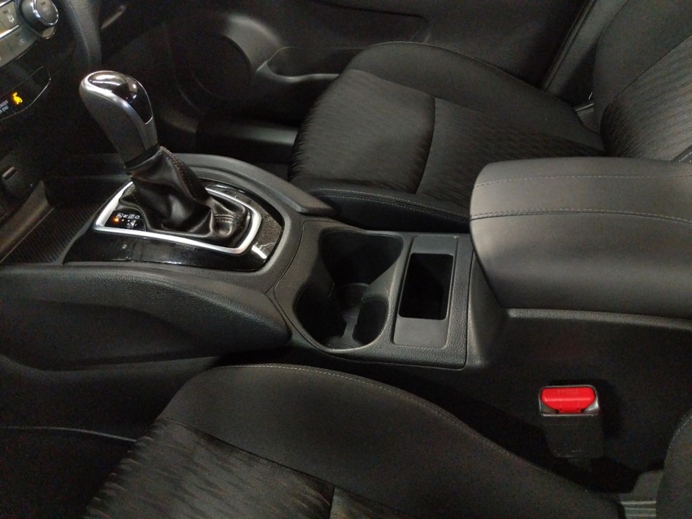 2017 Nissan Rogue - Center Console/Cup Holders