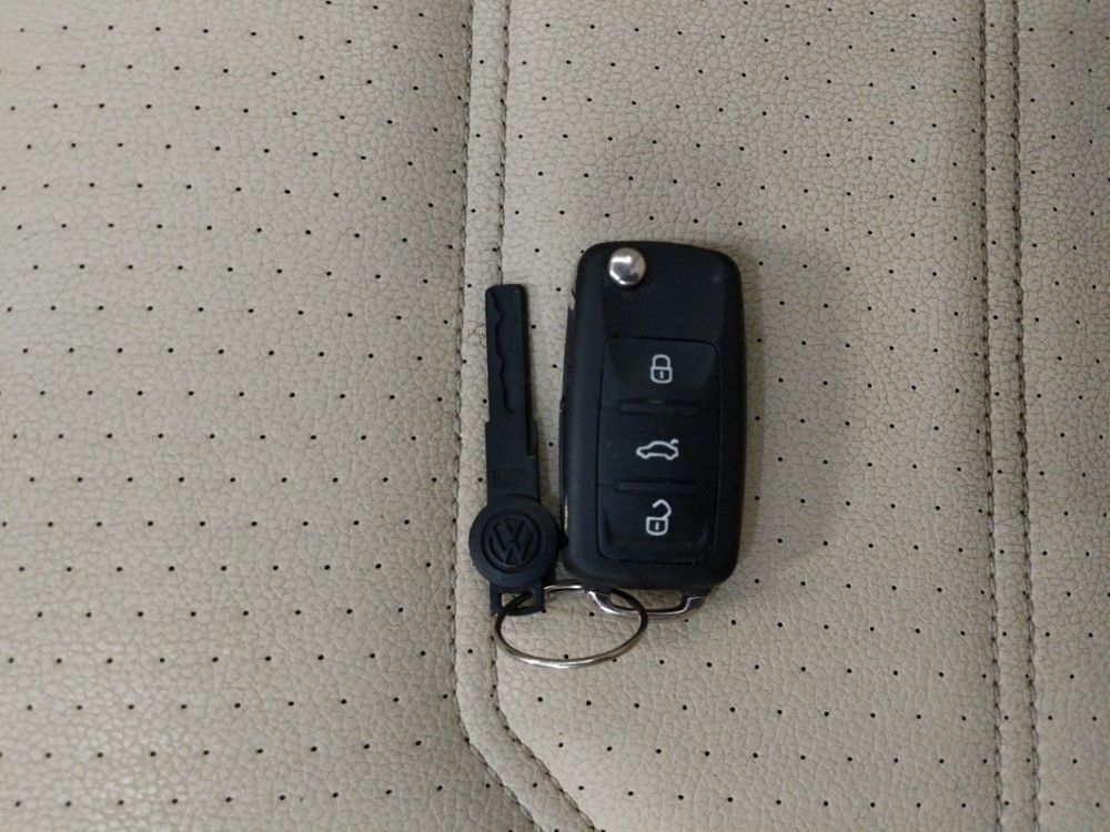 2016 Volkswagen Passat - Keys