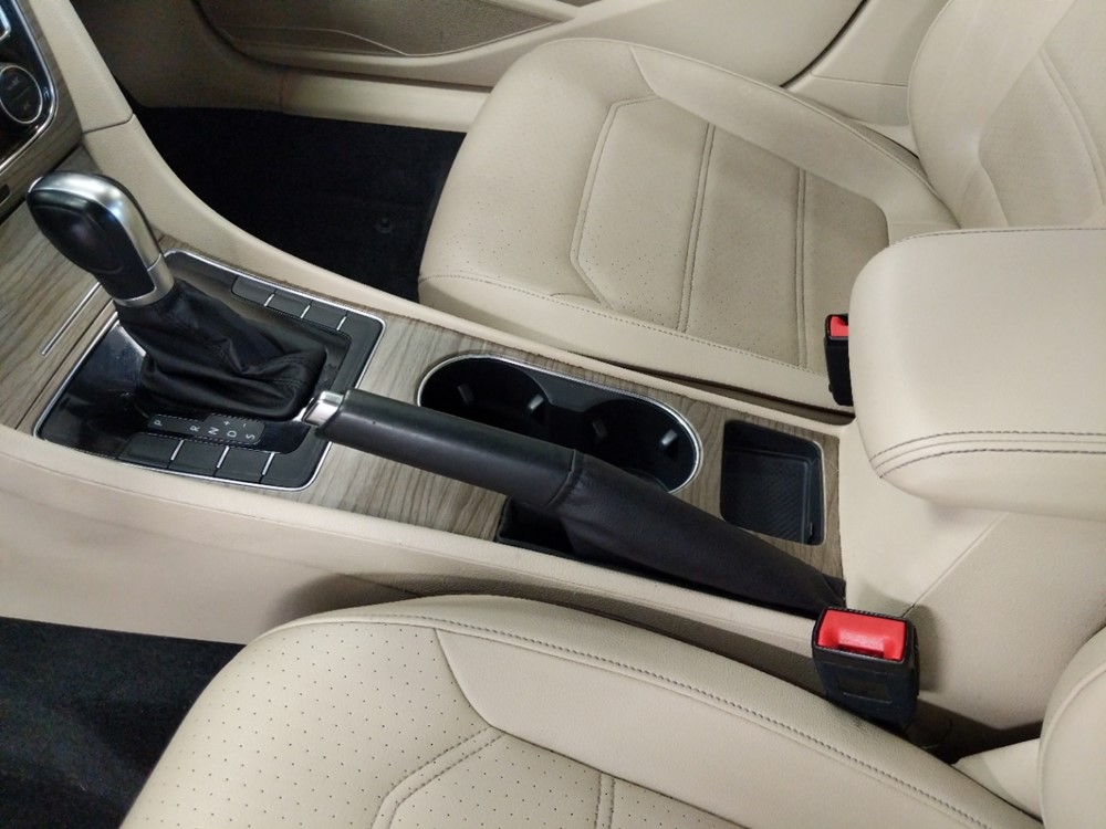 2016 Volkswagen Passat - Center Console/Cup Holders