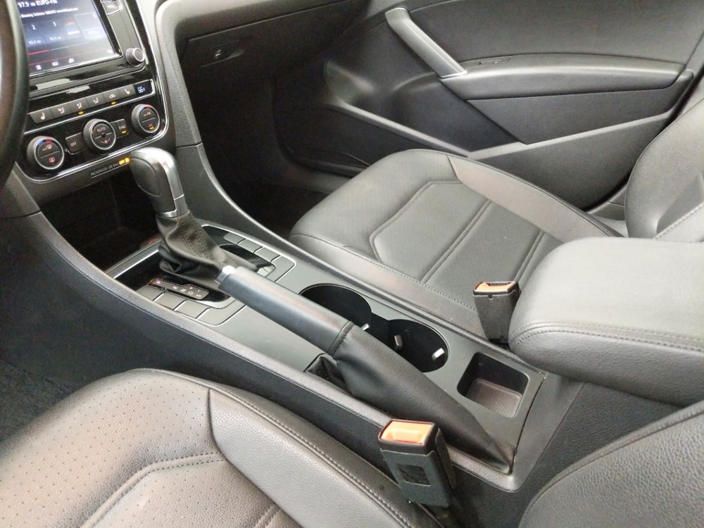 2017 Volkswagen Passat - Center Console/Cup Holders
