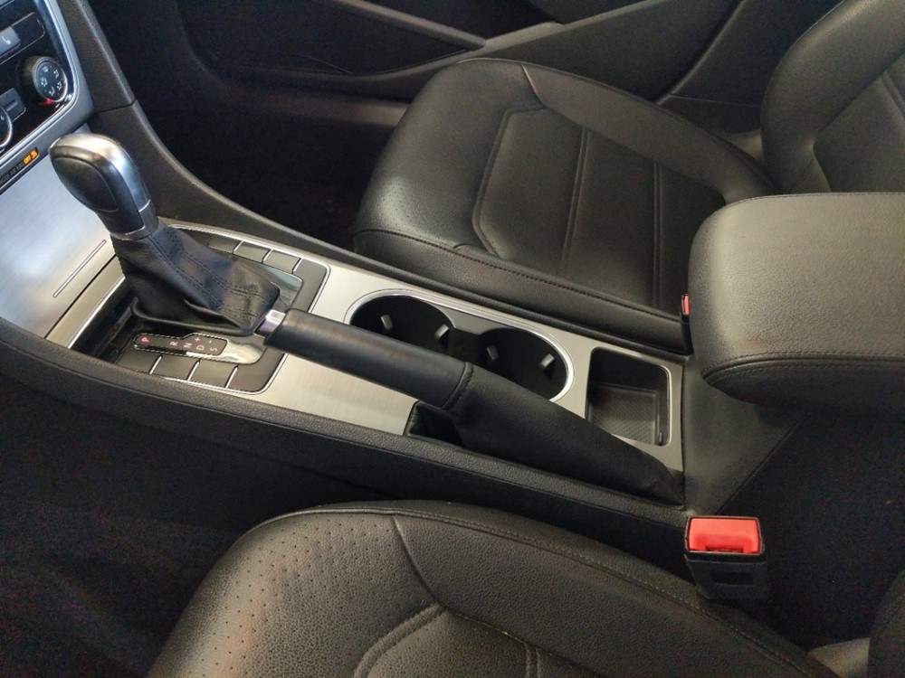 2015 Volkswagen Passat - Center Console/Cup Holders