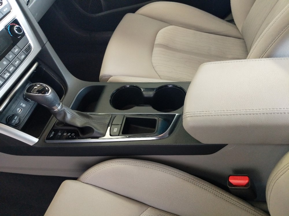 2017 Hyundai Sonata - Center Console/Cup Holders