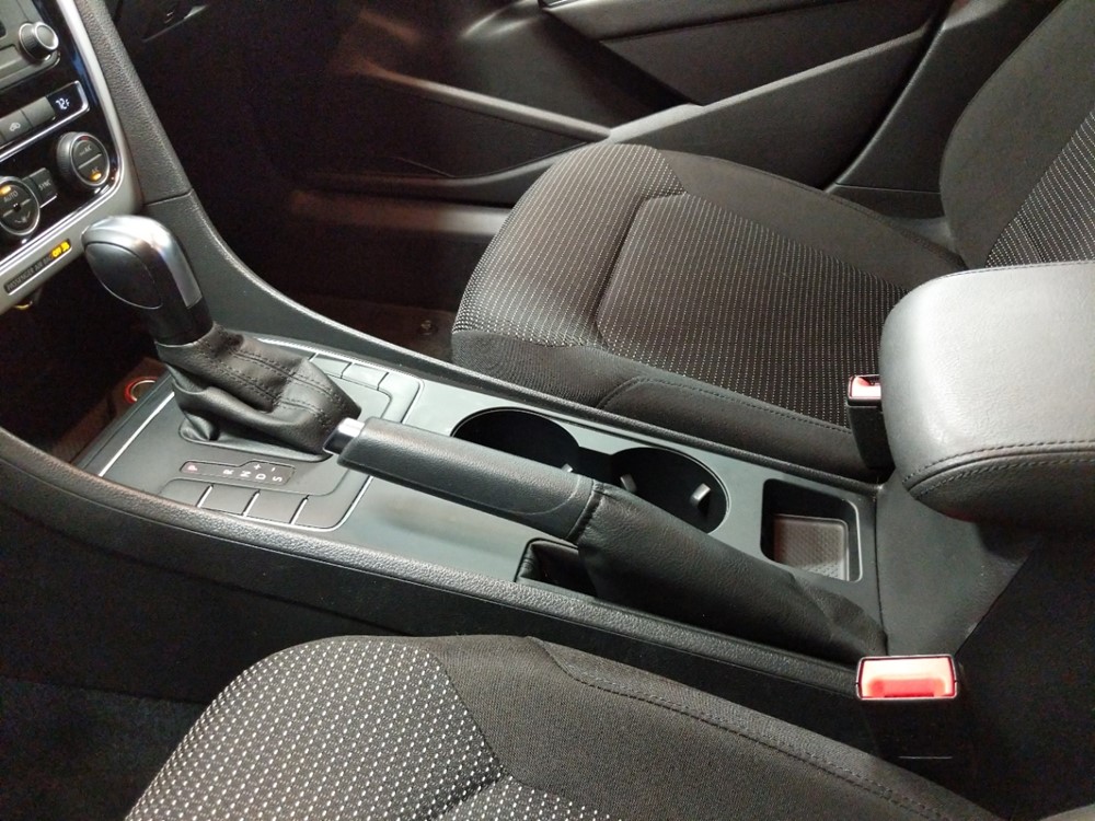 2016 Volkswagen Passat - Center Console/Cup Holders