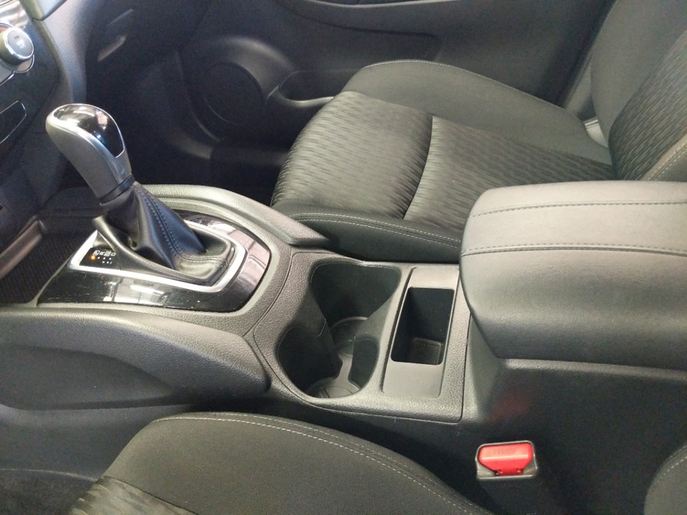 2017 Nissan Rogue - Center Console/Cup Holders